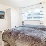 2 Seasons, High Five Apartment