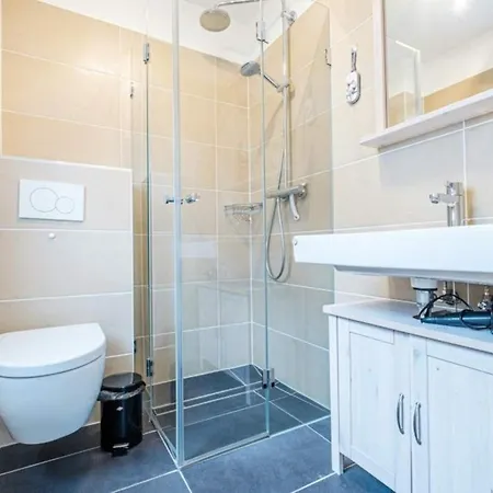 2 Seasons, High Five Appartement
