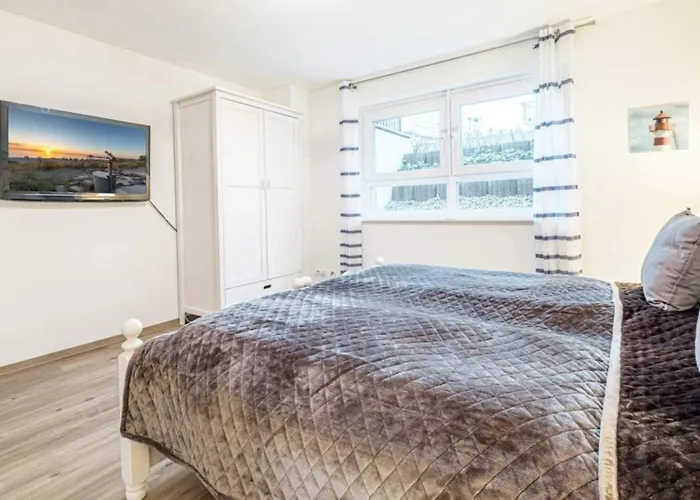 2 Seasons, High Five Apartment