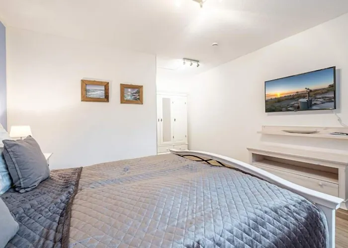 2 Seasons, High Five Apartment