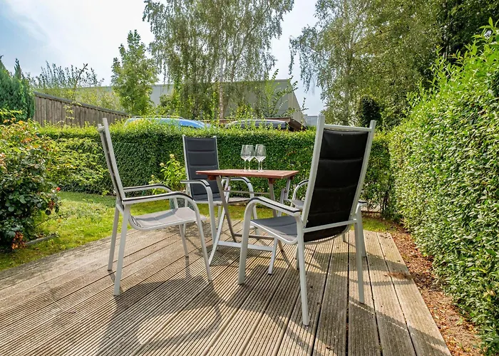 2 Seasons, High Five Apartment *